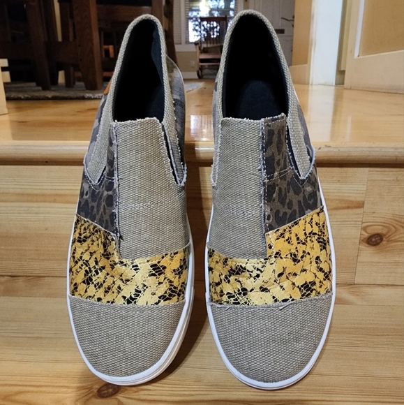 Rosy Women's Khaki Patchwork Leopard Sneakers - Picture 4 of 8